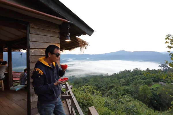 Homem Segurando Uma Xícara Café Vistas Phu Lanka Pela Manhã — Fotografia de Stock