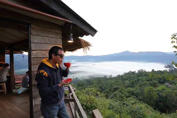 Mannen Som Håller Kaffekopp Och Utsikt Över Phu Lanka Morgonen — Stockfoto