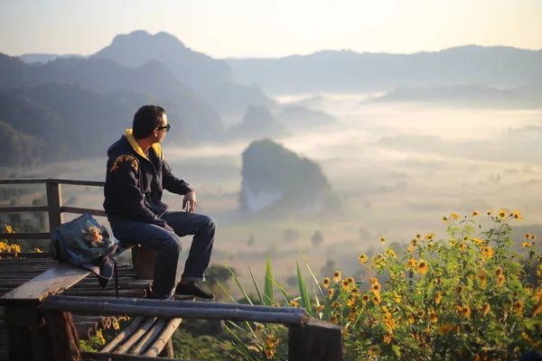 Les Hommes Profitent Vue Sur Phu Lanka Matin Phayao Thaïlande — Photo