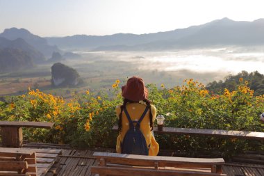 Kadınlar sabahları Phayao, Tayland 'da Phu Lanka manzarasının tadını çıkarırlar..