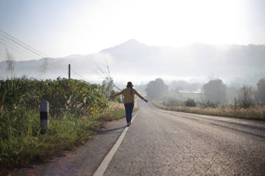 Sokakta yalnız bir kadın