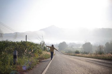Sokakta yalnız bir kadın