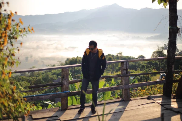 男人们早上在泰国的Phayao欣赏Phu Lanka的景色 — 图库照片