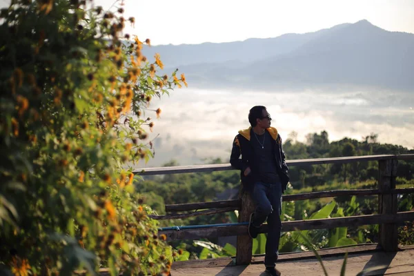 男人们早上在泰国的Phayao欣赏Phu Lanka的景色 — 图库照片