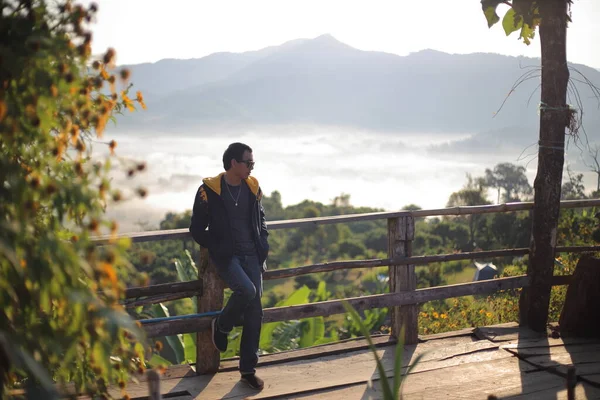 Homens Apreciam Vista Phu Lanka Manhã Phayao Tailândia — Fotografia de Stock