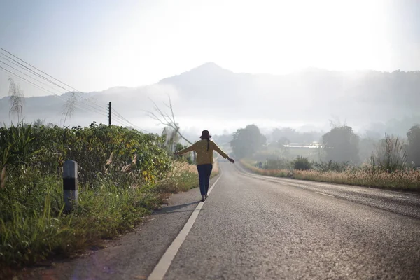 Sokakta yalnız bir kadın