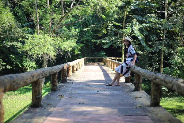 Жінка Сидить Мосту Національному Парку Пху Санг Фаяо Таїланд — стокове фото