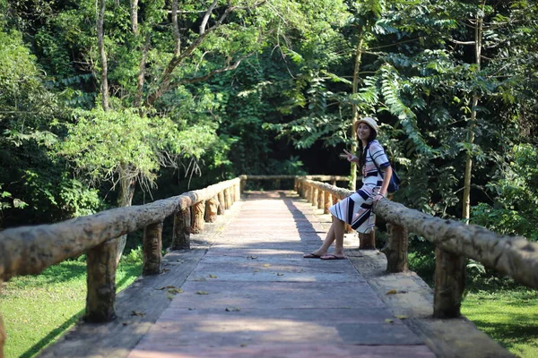 泰国Phayao的Phu Sang国家公园 一名妇女坐在一座桥上 — 图库照片