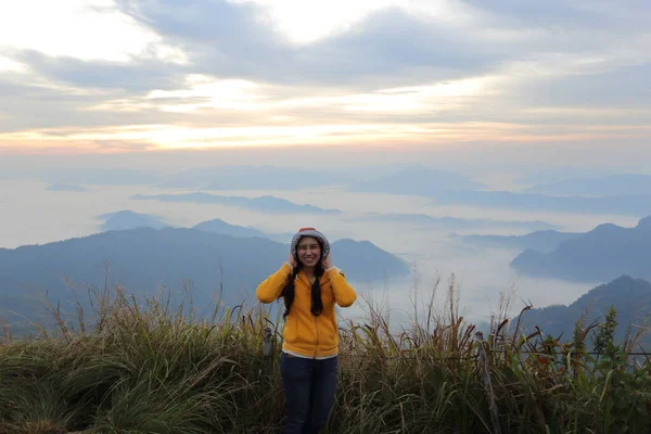 霧と山の景色の中に立つ女性Phu Chi National Park Chiang Rai Thailand — ストック写真