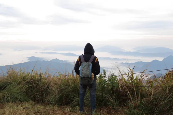 Phu Chi Fa Ulusal Parkı, Chiang Rai, Tayland manzaralı bir adam