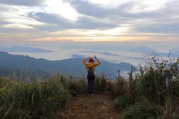 霧と山の景色の中に立つ女性Phu Chi National Park Chiang Rai Thailand — ストック写真