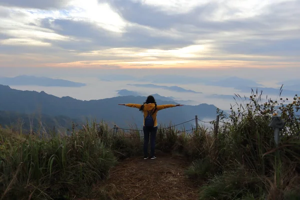 Een Vrouw Staand Mist Bergen Uitzicht Phu Chi National Park — Stockfoto