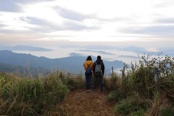 Man Woman Standing Fog Mountain View Phu Chi National Park — Stock Photo, Image