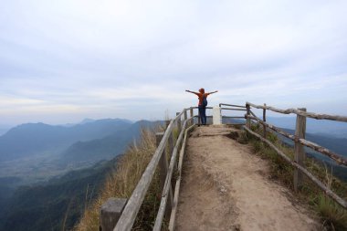 Kadınlar Phu Chi Dao Chiang Rai, Tayland manzarasının tadını çıkarın.