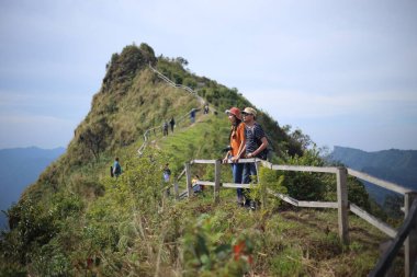 Erkek ve kadın, Tayland 'da Phu Chi Dao Chiang Rai manzarasının tadını çıkarırlar.