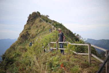 İnsan, Tayland 'daki Phu Chi Dao Chiang Rai manzarasının tadını çıkarır.