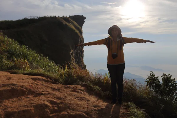 Uma Mulher Nevoeiro Vista Para Montanha Parque Nacional Phu Chi — Fotografia de Stock