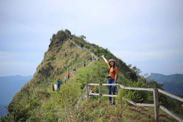 Mulher Desfrutar Vista Phu Chi Dao Chiang Rai Tailândia — Fotografia de Stock