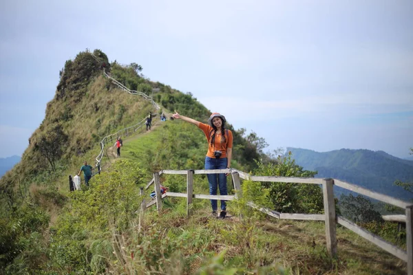 Mulher Desfrutar Vista Phu Chi Dao Chiang Rai Tailândia — Fotografia de Stock