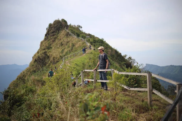 Uomo Godere Della Vista Phu Chi Dao Chiang Rai Thailandia — Foto Stock