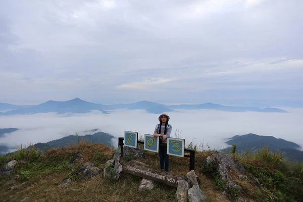 Mujer Pie Disfrutando Vista Doi Pha Tang Chiang Rai Tailandia —  Fotos de Stock