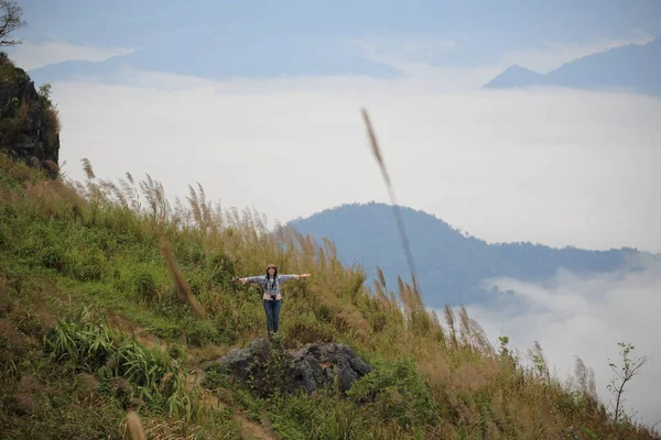 Mulher Desfrutando Vista Doi Pha Tang Chiang Rai Tailândia — Fotografia de Stock