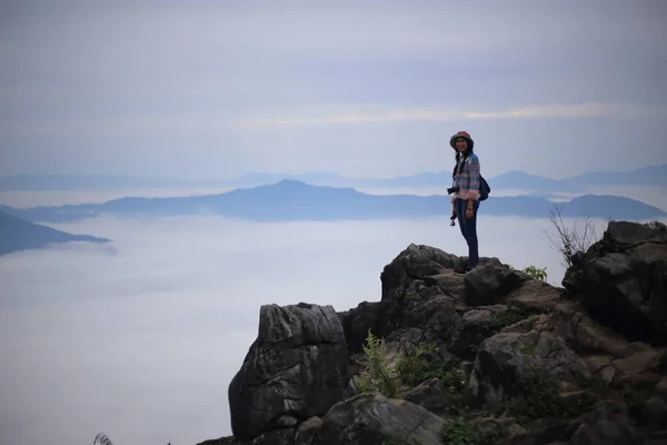 Mulher Desfrutando Vista Doi Pha Tang Chiang Rai Tailândia — Fotografia de Stock