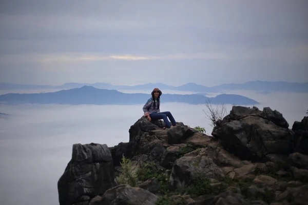 Žena Sedí Těší Pohled Doi Pha Tang Chiang Rai Thajsko — Stock fotografie