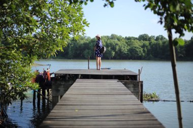Mangrove Ormanı 'ndaki tahta köprüde bir kadın, Rayong, Tayland