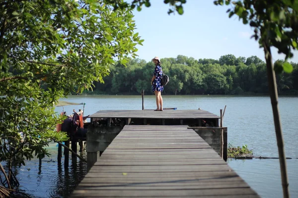 Γυναίκα Μια Ξύλινη Γέφυρα Στο Δάσος Mangrove Rayong Ταϊλάνδη — Φωτογραφία Αρχείου