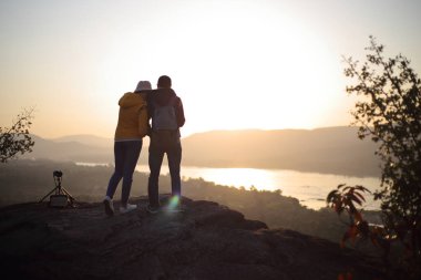 Kadınlar ve erkekler Pha Taem Ulusal Parkı, Ubon Ratchathani, Tayland manzarasının tadını çıkarıyorlar.