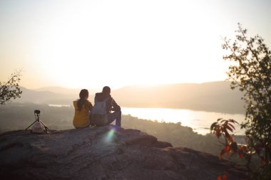 Kadınlar ve erkekler Pha Taem Ulusal Parkı, Ubon Ratchathani, Tayland manzarasının tadını çıkarıyorlar.