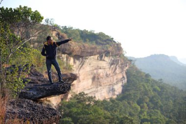 Pha Tam Ulusal Parkı, Ubon Ratchathani, Tayland 'daki uçurumda duran adam.