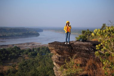 Pha Tam Ulusal Parkı, Ubon Ratchathani, Tayland 'daki uçurumda duran kadın..