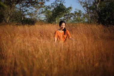 Pha Taem Ulusal Parkı, Ubon Ratchathani, Tayland 'da çayırların keyfini çıkaran kadınlar