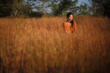 Pha Taem Ulusal Parkı, Ubon Ratchathani, Tayland 'da çayırların keyfini çıkaran kadınlar
