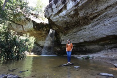 Pha Taem Ulusal Parkı 'ndaki Saeng Chan Şelalesinde oturan kadın ve erkekler, Ubon Ratchathani, Tayland
