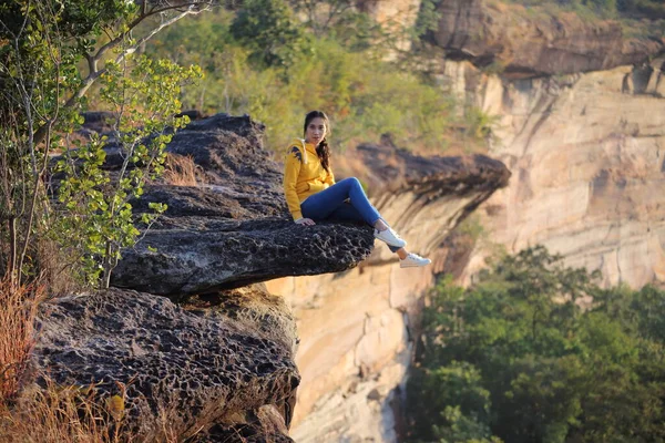Donna Seduta Sulla Scogliera Del Pha Tam National Park Ubon — Foto Stock
