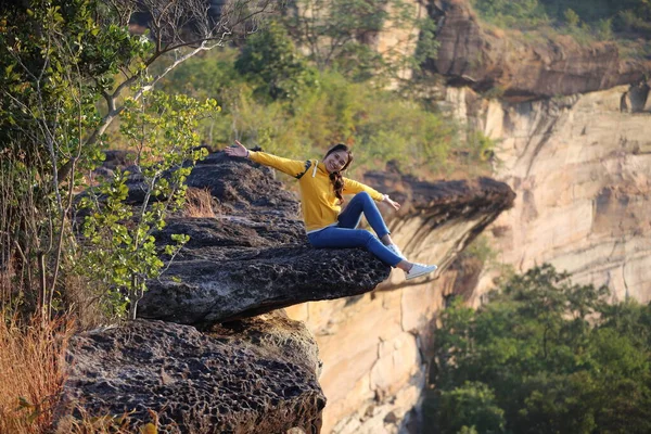 Donna Seduta Sulla Scogliera Del Pha Tam National Park Ubon — Foto Stock