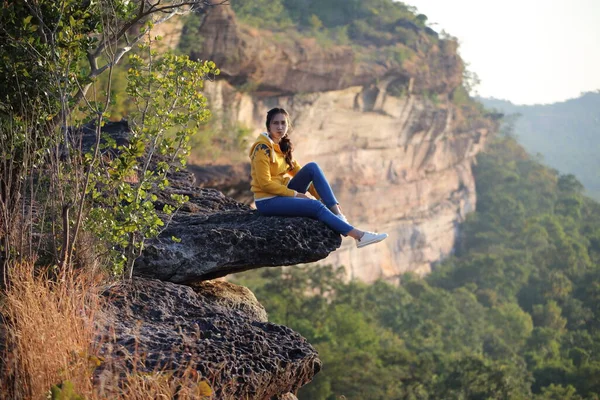 泰国Ubon Ratchathani Pha Tam国家公园悬崖上坐着的妇女 — 图库照片