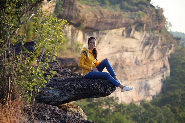 Woman Sitting Cliff Pha Tam National Park Ubon Ratchathani Thailand — Stock Photo, Image