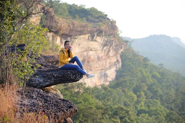 女性が崖の上に座っているPha Tam国立公園 Ubon Ratchathani Thailand — ストック写真