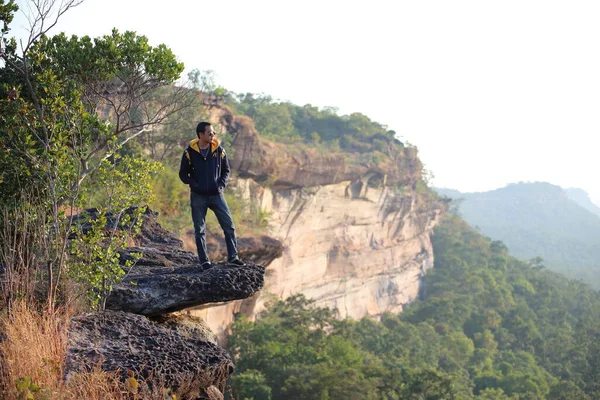 Man Står Klippan Vid Pha Tam National Park Ubon Ratchathani — Stockfoto