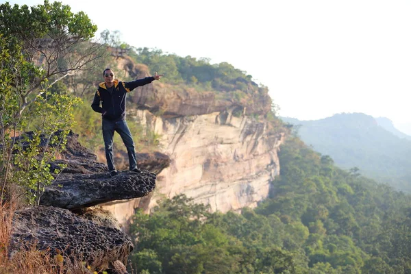 Férfi Áll Sziklán Pha Tam Nemzeti Park Ubon Ratchathani Thaiföld — Stock Fotó