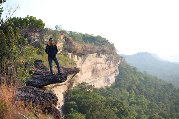 Férfi Áll Sziklán Pha Tam Nemzeti Park Ubon Ratchathani Thaiföld — Stock Fotó