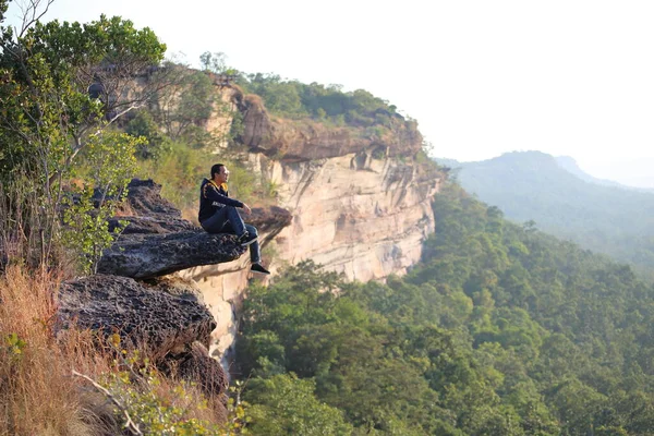 泰国Ubon Ratchathani Pha Tam国家公园悬崖上的人 — 图库照片