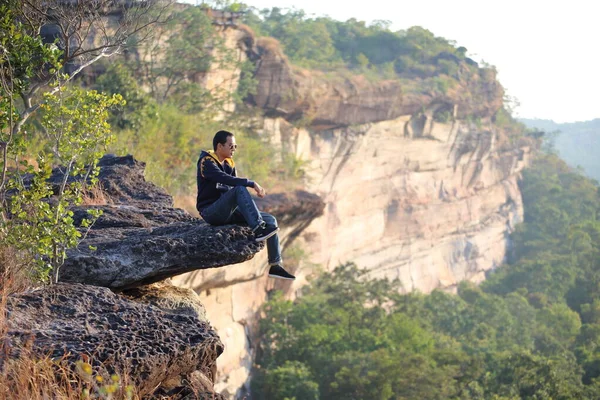 Homem Sentado Penhasco Parque Nacional Pha Tam Ubon Ratchathani Tailândia — Fotografia de Stock