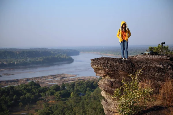 Woman Standing Cliff Pha Tam National Park Ubon Ratchathani Thailand — Stock Photo, Image