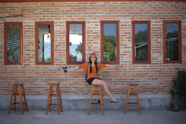 Muro Mattoni Con Finestre Vetro Donna Seduta Sulla Sedia — Foto Stock