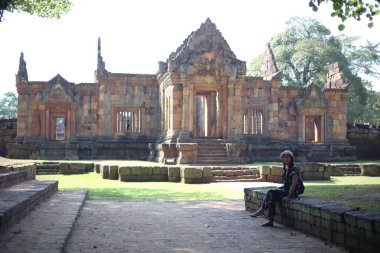 Buriram, Tayland 'da Prasat Mueang Tam Kalesi' nde oturan kadın.